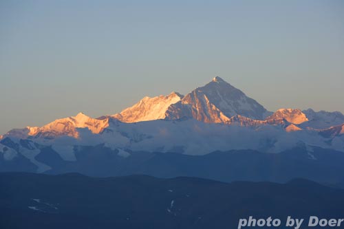 2008年4月27日，日出下的珠穆朗玛峰神秘而雄奇。