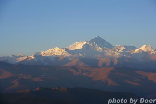 2008年4月27日，日出下的珠穆朗玛峰神秘而雄奇。