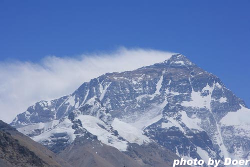 2008年4月27日，世界最高峰――珠穆朗玛峰封顶飘着少见的旗云，雄伟而壮观。