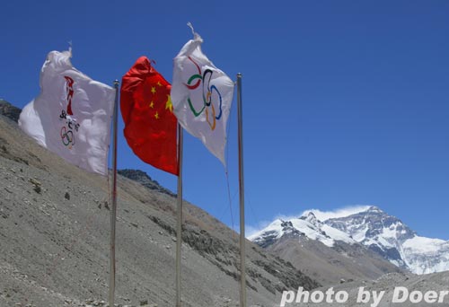 2008年4月27日，珠穆朗玛峰大本营，五星红旗、国际奥委会会旗、北京奥运会会徽旗在迎风飘扬。5月8日，奥运圣火第一次登上世界最高峰---珠穆朗玛峰。