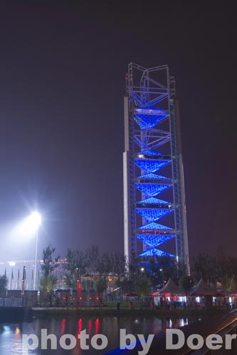 2008年8月12日，北京，奥林匹克公园里的电视转播塔（玲珑塔）在夜色里璀璨迷人。