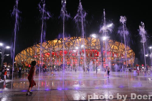 2008年8月15日夜，奥林匹克公园里的“鸟巢”夜景格外美丽，观众在音乐喷泉的伴奏下在“鸟巢”旁快乐嬉戏。