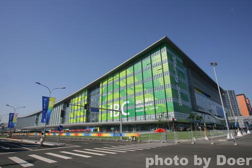 2008年8月23日，奥林匹克公园，国际广播中心（IBC）在蓝天下格外引人注目。